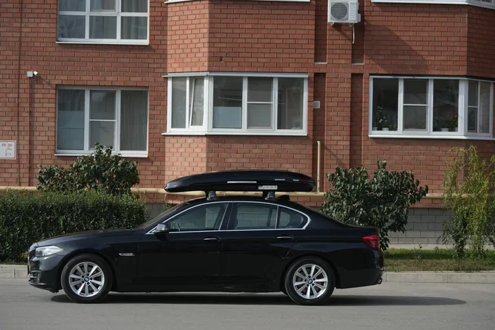 Бокс на крышу ENROAD Nomadix Pro XL Slim 400-E для BMW 5 Series, цвет «Чёрный» — общий ракурс автомобиля с установленным автобоксом