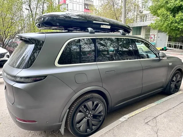 Чёрный автобокс ENROAD Nomadix Pro XXL Slim-450 на Lixiang L9 — общий вид автомобиля с установленным автобоксом
