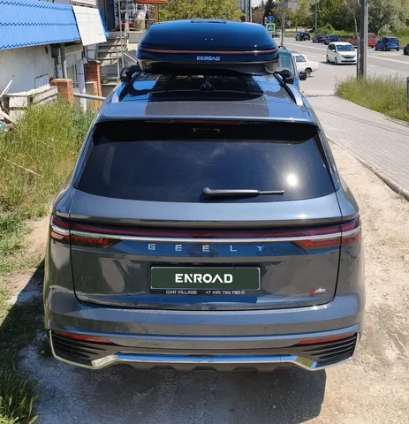 Автобокс для Geely Monjaro — ENROAD Nomadix Pro XL Slim 400-E, цвет «Чёрный» — вид автомобиля с установленным автобоксом