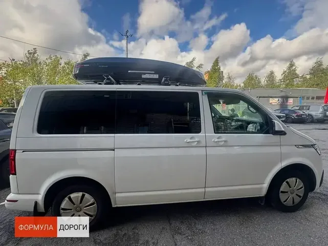 Чёрный автобокс ENROAD Nomadix Pro XXL 600-E на Volkswagen Multivan T6 — вид автомобиля слева в профиль и положение автобокса на крыше