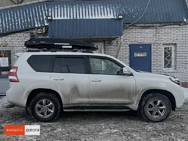Бокс на крышу ENROAD Nomadix Pro XL Slim 400 для Toyota Land Cruiser Prado 150, цвет «Чёрный» — общий ракурс автомобиля с установленным автобоксом