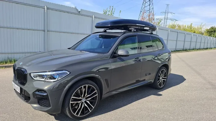 Бокс на крышу ENROAD Nomadix Pro XXL Slim 450-E для BMW X5, цвет «Чёрный» — общий ракурс автомобиля с установленным автобоксом