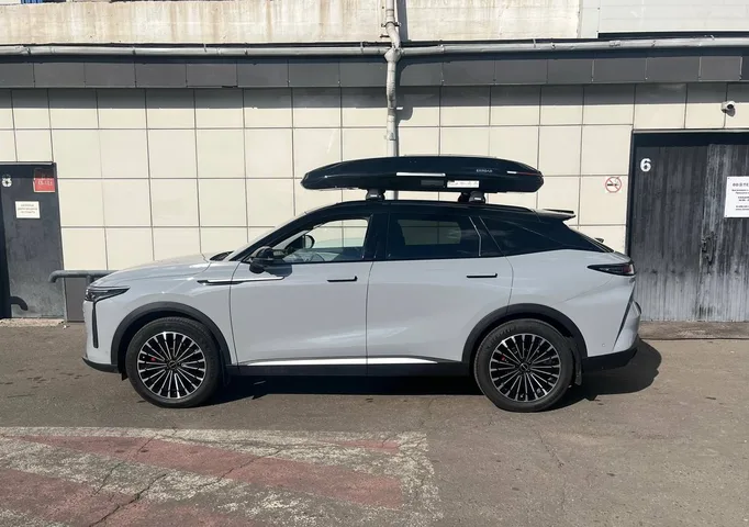 Чёрный автобокс ENROAD Nomadix Pro XL Slim 400-E на Exeed RX — общий вид автомобиля с установленным автобоксом