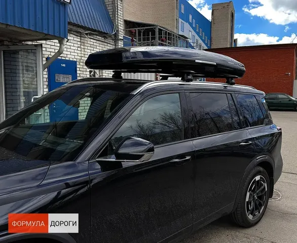 Чёрный автобокс ENROAD Nomadix Pro XXL Slim-450 на Gac GS8 — общий вид автомобиля с установленным автобоксом