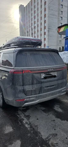 Автобокс для Kia Carnival — ENROAD Nomadix Pro XL Slim 400-E, цвет «Чёрный» — вид автомобиля с установленным автобоксом