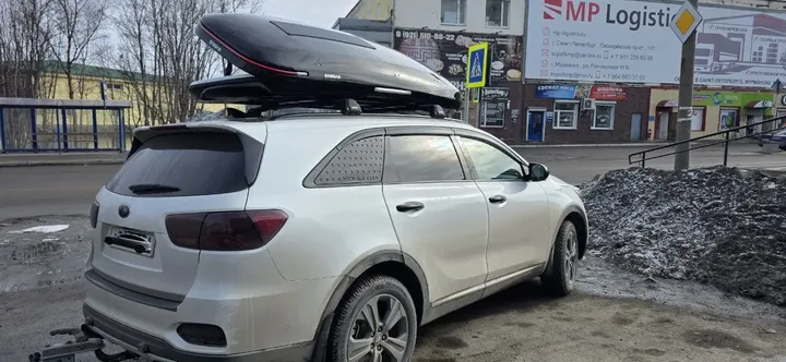 Чёрный автобокс ENROAD Nomadix Pro XXL Slim 450-E на Kia Sorento Prime — общий вид автомобиля с установленным автобоксом