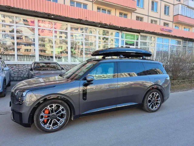 Автобокс для LYNK & CO 900 — ENROAD Nomadix Pro XXL Slim-450, цвет «Чёрный» — вид автомобиля с установленным автобоксом