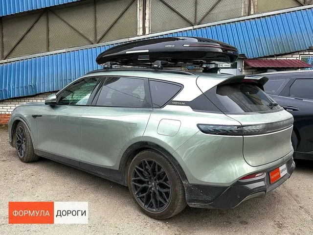Чёрный автобокс ENROAD Nomadix Pro XL Slim 400 на Voyah FREE — общий вид автомобиля с установленным автобоксом