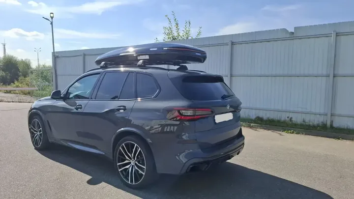 ENROAD на BMW X5: автобокс ENROAD Nomadix Pro XXL Slim 450-E, цвет «Чёрный» — дополнительный ракурс автомобиля с установленным автобоксом
