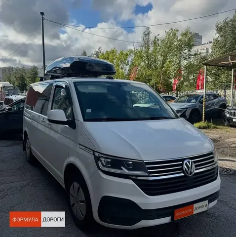 Чёрный автобокс ENROAD Nomadix Pro XXL 600-E на Volkswagen Multivan T6 — вид автомобиля справа в профиль и посадка автобокса на поперечинах