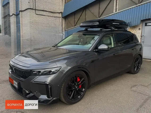 Чёрный автобокс ENROAD Nomadix Pro XL Slim 400 на Voyah FREE — общий вид автомобиля с установленным автобоксом