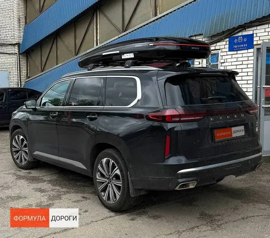 Чёрный автобокс ENROAD Nomadix Pro XXL Slim 450-E на Exeed VX — общий вид автомобиля с установленным автобоксом