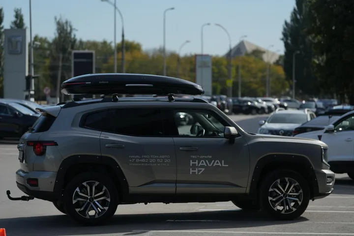 Чёрный автобокс ENROAD Nomadix Pro XL Slim 400-E на Haval H7 — вид автомобиля с установленным автобоксом, другой ракурс