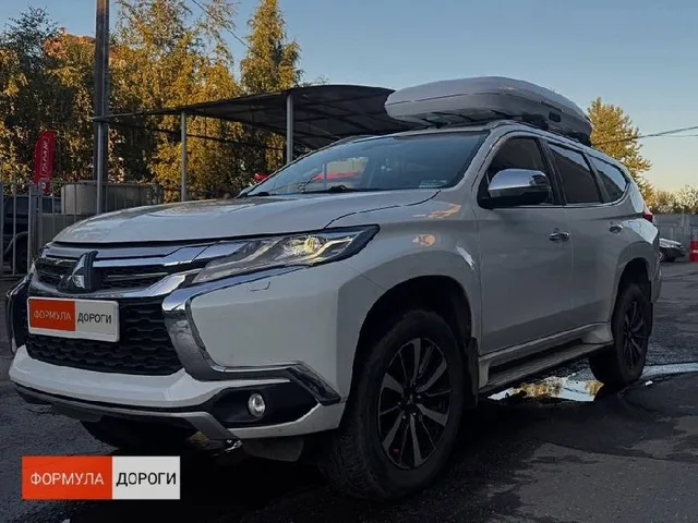 Бокс на крышу ENROAD Nomadix Pro XL Slim 400-E для Mitsubishi Pajero Sport, цвет «Чёрный» — общий ракурс автомобиля с установленным автобоксом