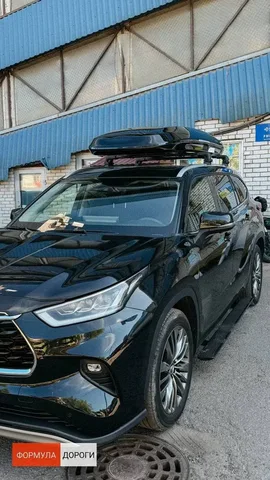 Автобокс для Toyota Highlander — ENROAD Nomadix Pro XXL Slim 450-E, цвет «Чёрный» — вид автомобиля с установленным автобоксом