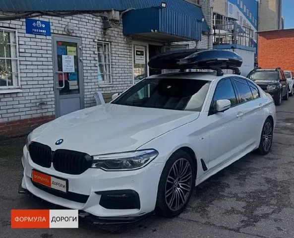 Бокс на крышу ENROAD Nomadix Pro XL Slim 400 для BMW 3 Series, цвет «Чёрный» — общий ракурс автомобиля с установленным автобоксом