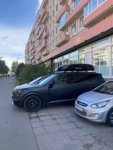Чёрный автобокс ENROAD Nomadix Pro XXL 600-E на LYNK & CO 900 — общий вид автомобиля с установленным автобоксом
