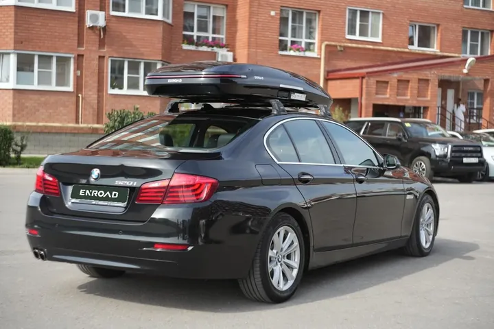 ENROAD на BMW 5 Series: автобокс ENROAD Nomadix Pro XL Slim 400-E, цвет «Чёрный» — дополнительный ракурс автомобиля с установленным автобоксом
