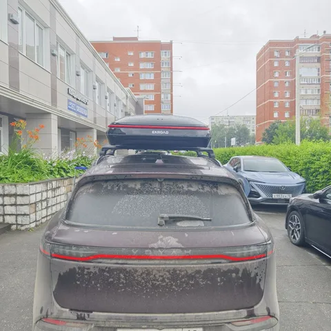 Чёрный автобокс ENROAD Nomadix Pro XXL Slim 450-E на Voyah FREE — вид автомобиля с установленным автобоксом, другой ракурс