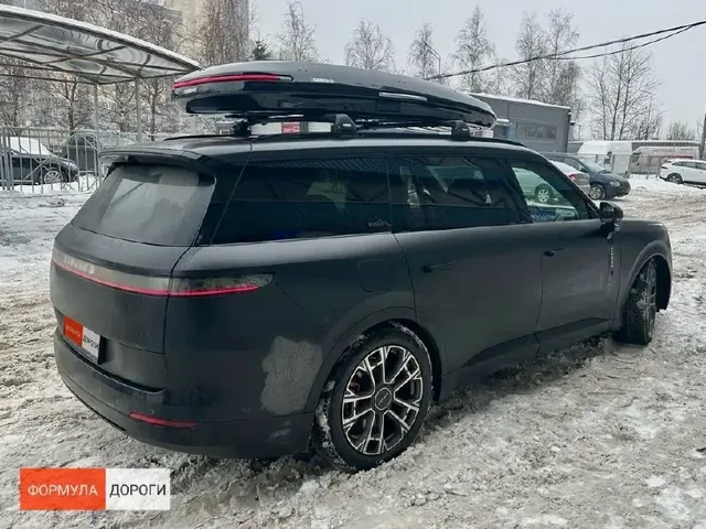 Чёрный автобокс ENROAD Nomadix Pro XXL Slim-450 на LYNK & CO 900 — вид автомобиля с установленным автобоксом, другой ракурс