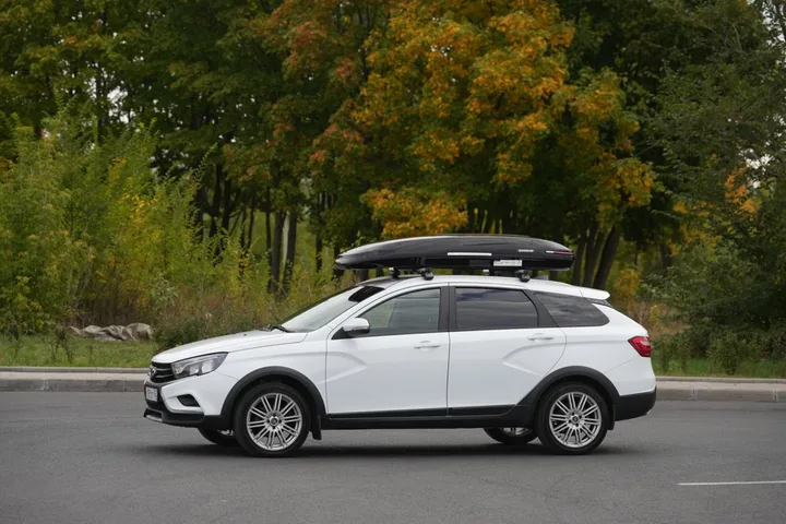 Чёрный автобокс ENROAD Nomadix Pro XL Slim 400-E на Lada VESTA SW — общий вид автомобиля с установленным автобоксом