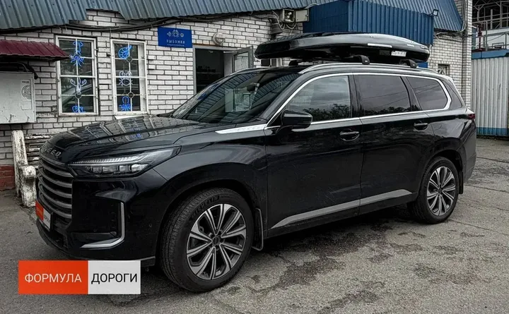 ENROAD на Exeed VX: автобокс ENROAD Nomadix Pro XXL Slim 450-E, цвет «Чёрный» — дополнительный ракурс автомобиля с установленным автобоксом