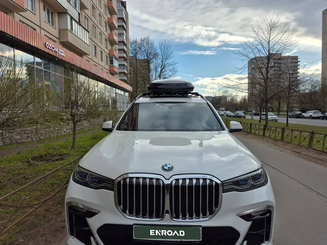 Чёрный автобокс ENROAD Nomadix Pro XXL Slim-450 на BMW X7 — вид автомобиля с установленным автобоксом, другой ракурс