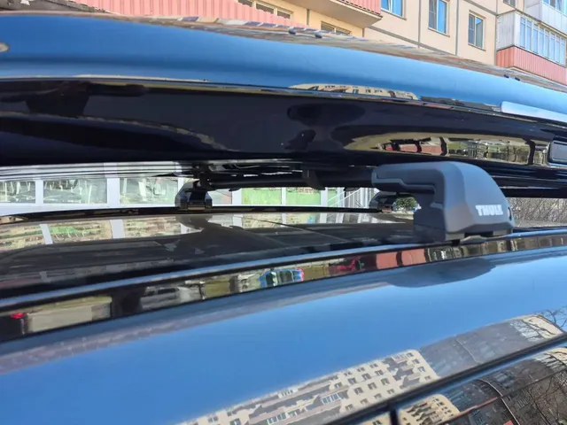 Чёрный автобокс ENROAD Nomadix Pro XXL Slim-450 на LYNK & CO 900 — вид автомобиля с установленным автобоксом, другой ракурс