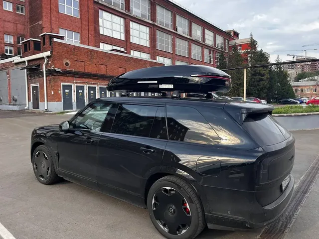 Чёрный автобокс ENROAD Nomadix Pro XXL 600-E на Zeekr 9X — общий вид автомобиля с установленным автобоксом