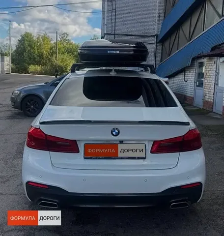 Чёрный автобокс ENROAD Nomadix Pro XL Slim 400 на BMW 3 Series — вид автомобиля с установленным автобоксом, другой ракурс