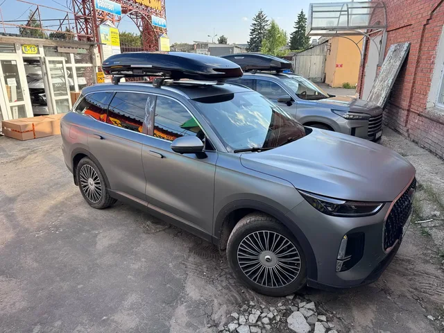 Чёрный автобокс ENROAD Nomadix Pro XL Slim 400 на Chery Tiggo 9 — общий вид автомобиля с установленным автобоксом