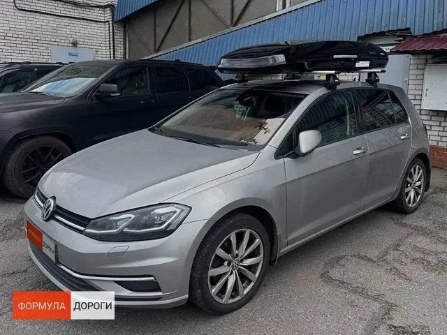 Бокс на крышу ENROAD Nomadix Pro XL Slim 400 для Volkswagen Golf, цвет «Чёрный» — общий ракурс автомобиля с установленным автобоксом
