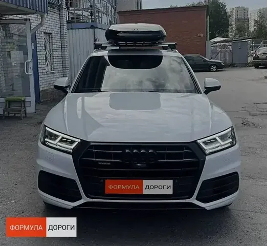 Бокс на крышу ENROAD Nomadix Pro XL Slim 400-E для Audi Q5, цвет «Чёрный» — общий ракурс автомобиля с установленным автобоксом