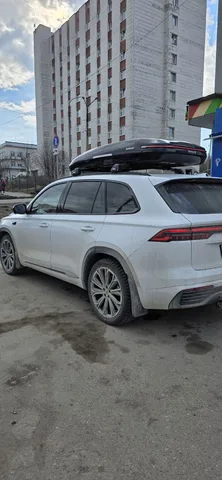 Автобокс для Geely Monjaro — ENROAD Nomadix Pro XL Slim 400-E, цвет «Чёрный» — вид автомобиля с установленным автобоксом