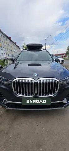 Чёрный автобокс ENROAD Nomadix Pro XXL Slim 450-E на BMW X7 — вид автомобиля с установленным автобоксом, другой ракурс