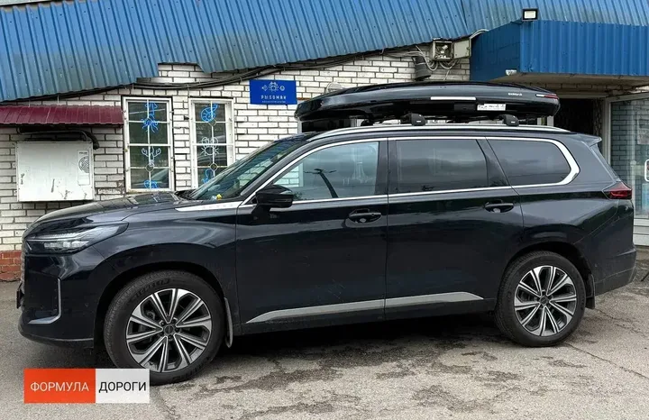 Бокс на крышу ENROAD Nomadix Pro XXL Slim 450-E для Exeed VX, цвет «Чёрный» — общий ракурс автомобиля с установленным автобоксом