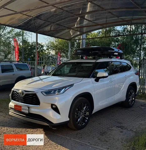 Чёрный автобокс ENROAD Nomadix Pro XXL Slim 450-E на Toyota Highlander — вид автомобиля с установленным автобоксом, другой ракурс