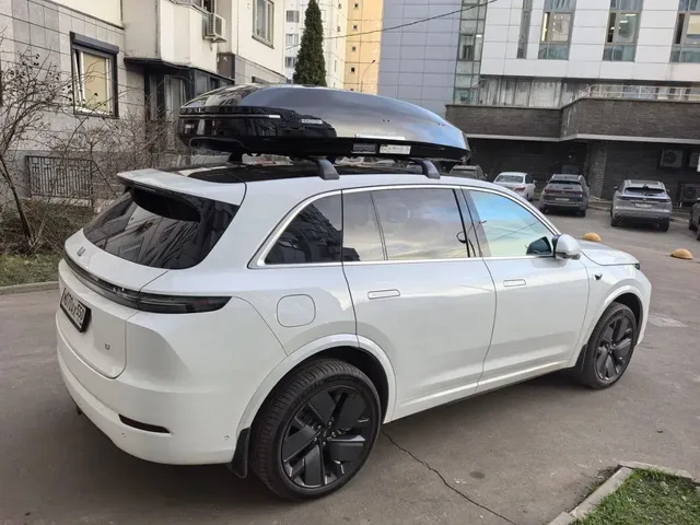 Чёрный автобокс ENROAD Nomadix Pro XL 500-E на Lixiang L7 — общий вид автомобиля с установленным автобоксом