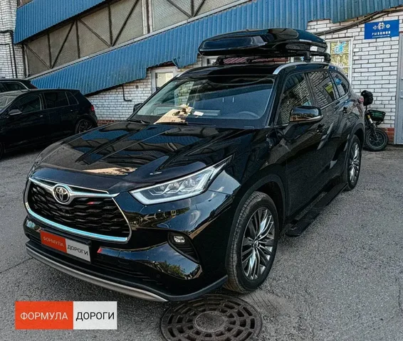 Чёрный автобокс ENROAD Nomadix Pro XXL Slim 450-E на Toyota Highlander — общий вид автомобиля с установленным автобоксом