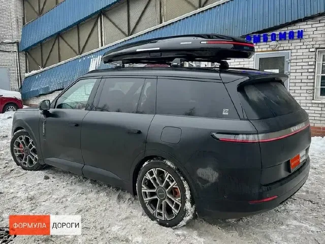 Автобокс для LYNK & CO 900 — ENROAD Nomadix Pro XXL Slim-450, цвет «Чёрный» — вид автомобиля с установленным автобоксом