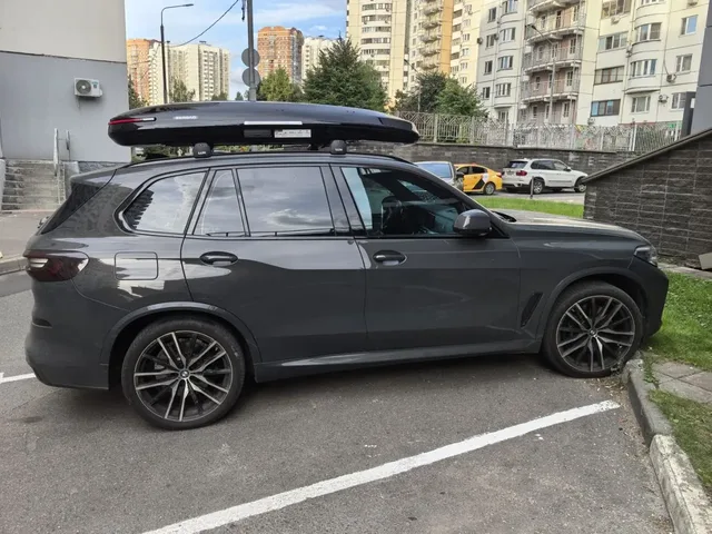 Чёрный автобокс ENROAD Nomadix Pro XXL Slim 450-E на BMW X5 — общий вид автомобиля с установленным автобоксом