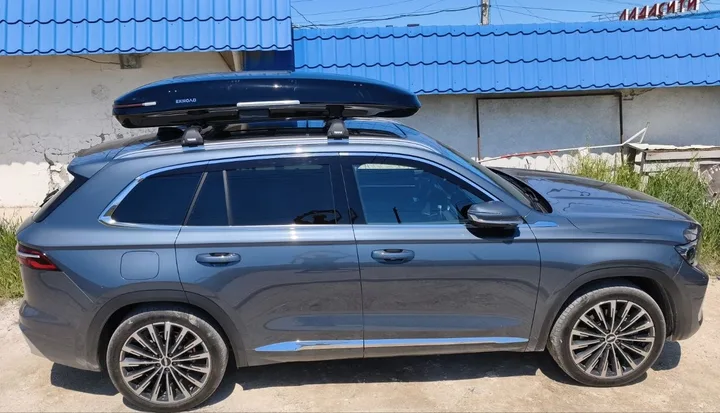 ENROAD на Geely Monjaro: автобокс ENROAD Nomadix Pro XL Slim 400-E, цвет «Чёрный» — дополнительный ракурс автомобиля с установленным автобоксом