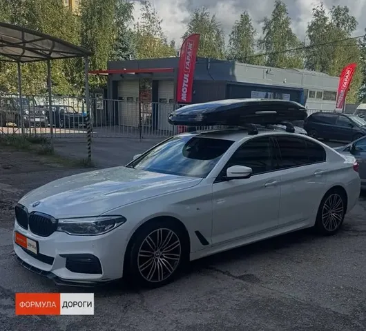 ENROAD на BMW 3 Series: автобокс ENROAD Nomadix Pro XL Slim 400, цвет «Чёрный» — дополнительный ракурс автомобиля с установленным автобоксом