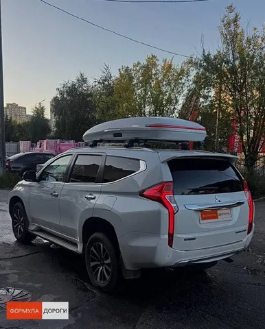 ENROAD на Mitsubishi Pajero Sport: автобокс ENROAD Nomadix Pro XL Slim 400-E, цвет «Чёрный» — дополнительный ракурс автомобиля с установленным автобоксом