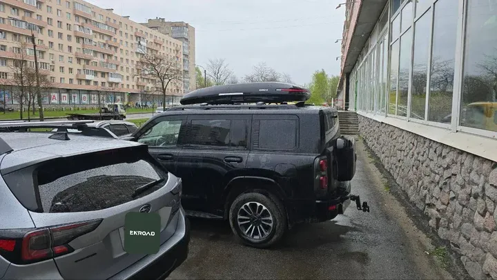 Бокс на крышу ENROAD Nomadix Pro XL Slim 400 для Haval H9, цвет «Чёрный» — общий ракурс автомобиля с установленным автобоксом
