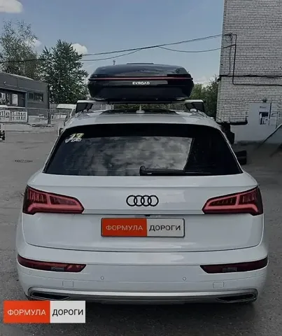 Чёрный автобокс ENROAD Nomadix Pro XL Slim 400-E на Audi Q5 — вид автомобиля с установленным автобоксом, другой ракурс