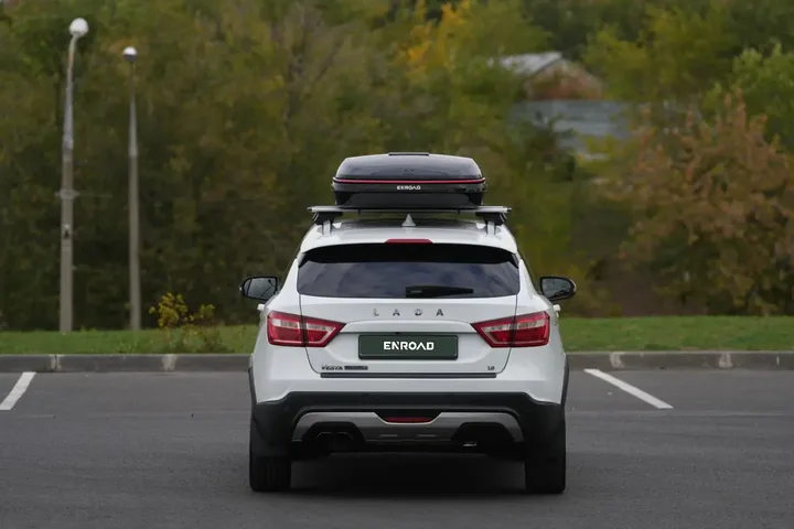 Автобокс для Lada VESTA SW — ENROAD Nomadix Pro XL Slim 400-E, цвет «Чёрный» — вид автомобиля с установленным автобоксом