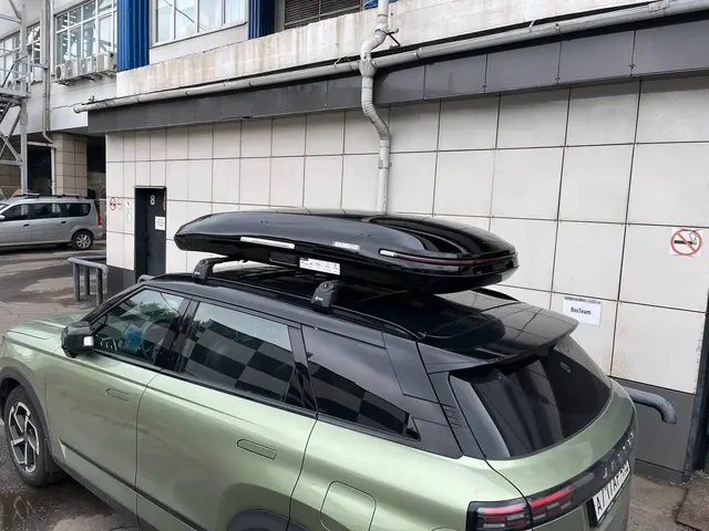 Чёрный автобокс ENROAD Nomadix Pro XL Slim 400 на JAECOO J7 — общий вид автомобиля с установленным автобоксом