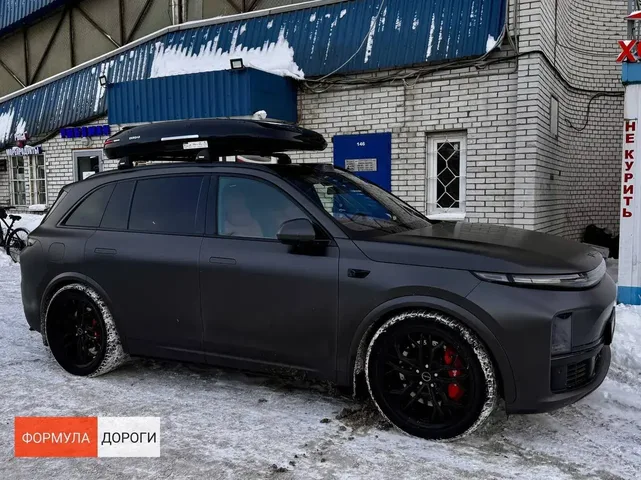 Чёрный автобокс ENROAD Nomadix Pro XL Slim 400 на Lixiang L7 — общий вид автомобиля с установленным автобоксом