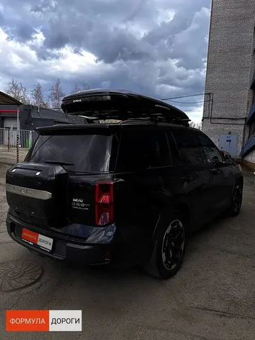 Чёрный автобокс ENROAD Nomadix Pro XXL Slim-450 на Gac GS8 — вид автомобиля с установленным автобоксом, другой ракурс